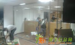 玻璃门地弹簧维修