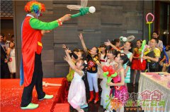 滑稽小丑，气球小丑，小丑以他夸张的外表，搞笑的形象，是你增加