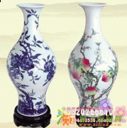 清雍正青花桃蝠纹橄榄式瓶