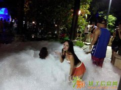 重庆水上乐园人气营造彩色泡沫趴制作泡沫机租赁批发多彩泡沫油