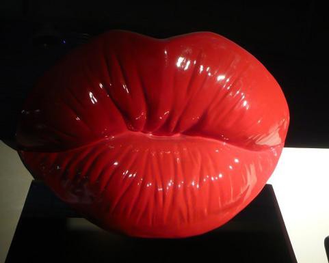 玻璃钢烤漆雕塑（大红唇）