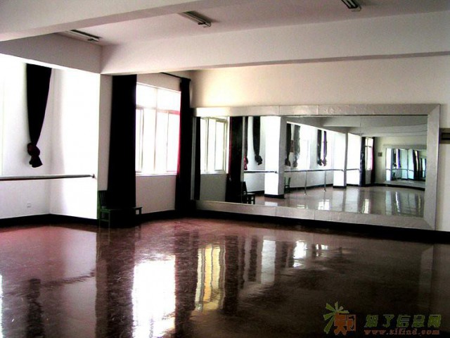 朝阳区建外soho安装舞蹈室镜子卫生间镜子安装价格