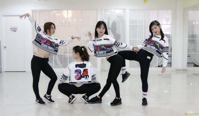 专业华辰舞蹈，提升自身气质，塑造完美身形