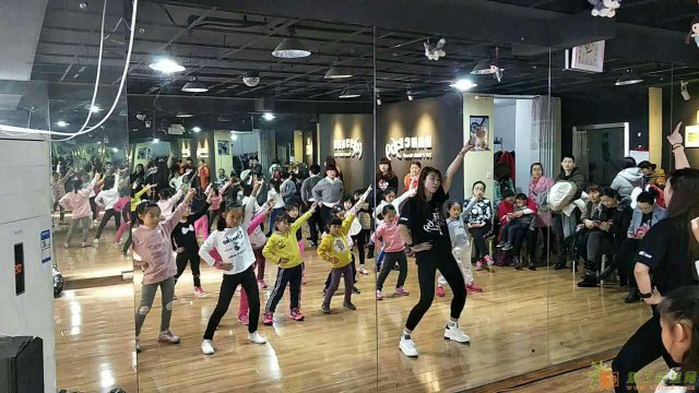 青岛舞369舞蹈艺术中心412店庆啦 优惠多多