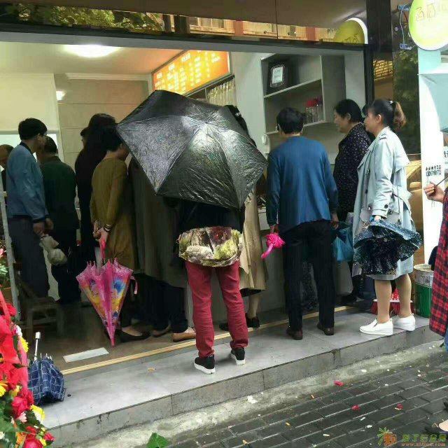 为了吃口百佰煎菜煎饼，老外也是拼了