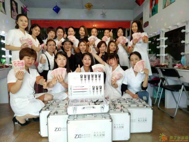 单县学化妆培训去哪里学好就业纹绣学校美甲培训