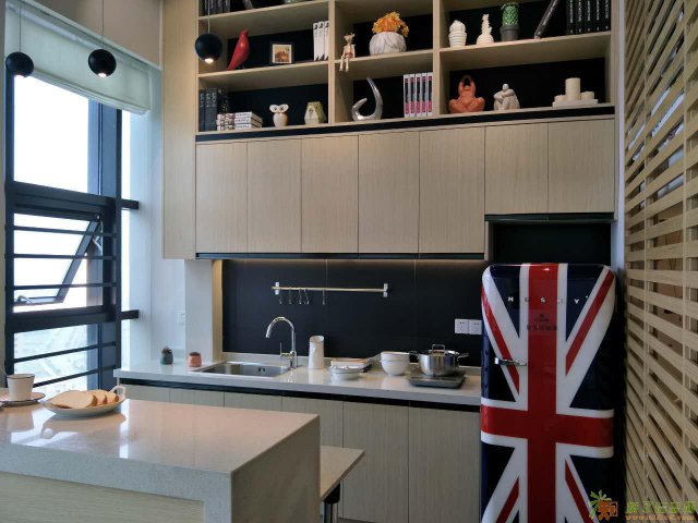 市中心精装修首付25万包租12年月租金3000元！