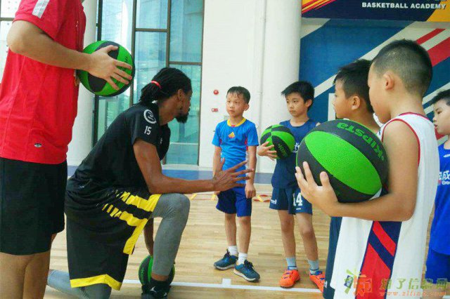 佛山学篮球足球暑假班，送背包、送装备啦！