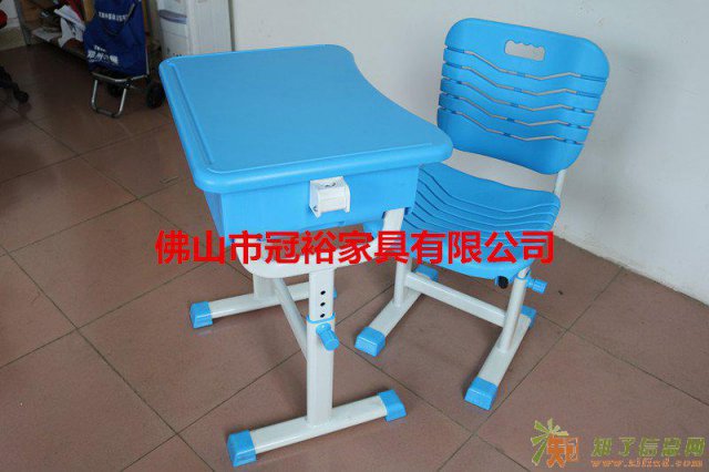 可定制学生课桌椅 专注单人课桌椅 学校课桌厂家直销