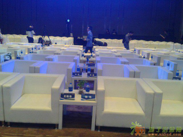 高靠背平扶手单人沙发租赁