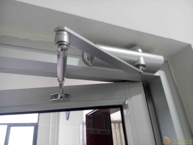 南昌玻璃门门轴门夹地锁地弹簧闭门器拉手维修中心