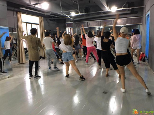 龙华舞蹈培训学校寒假学肚皮舞爵士舞拉丁舞职业领舞