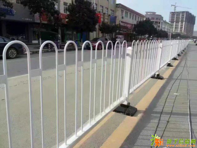 道路护栏供应商厂家直销锌钢护栏厂家市政道路护栏厂家