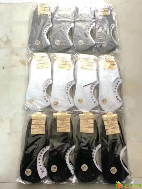 库存袜子批发。男女爆款袜子。童袜。特价清货！