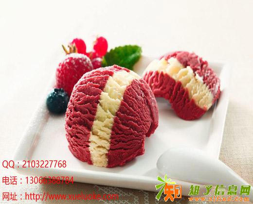 一手拿着雪洛可冰淇淋 另一手牵着恋人