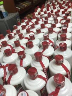 阜成门回收30年茅台酒空瓶!高价回收新版30年茅台