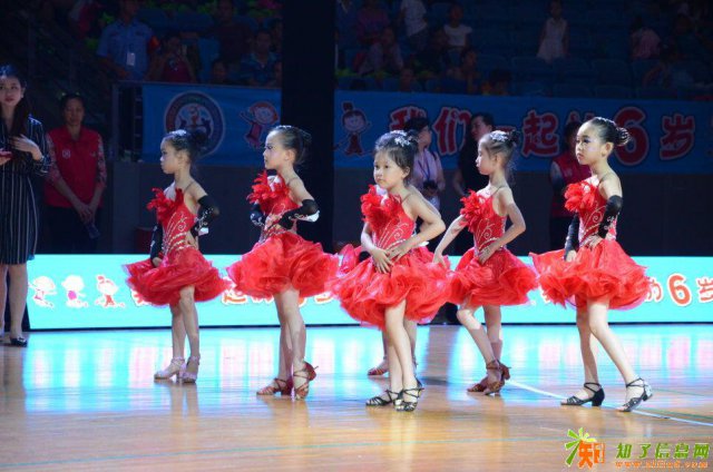 凭风拉丁舞暑假报名大礼包相送！