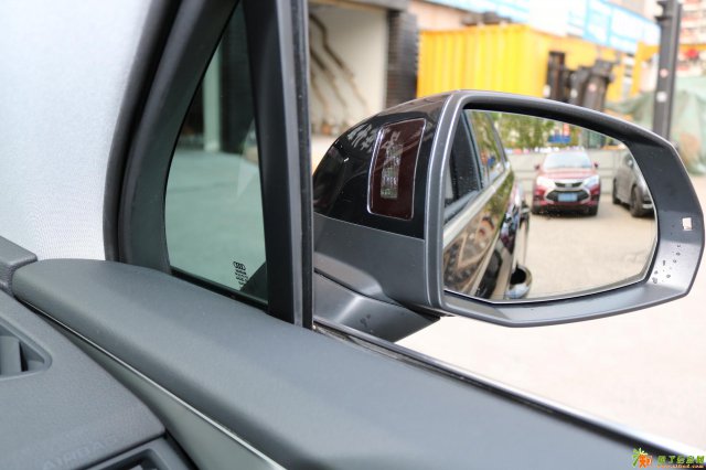 2017款奥迪Q7加装原厂盲点辅助系统原厂夜视系统