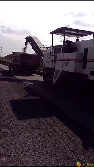 昆明贵阳曲靖玉溪德宏大理铣刨机冲击式压路机出租