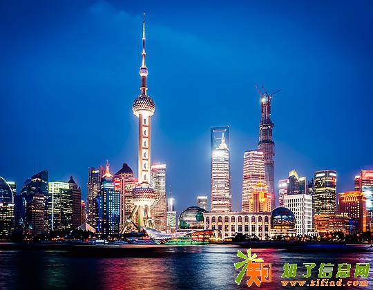 上海外滩夜色比白天更绚烂