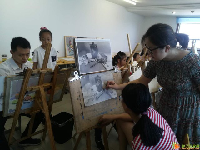 给孩子找美术班来恒大画室美院老师手把手教画画