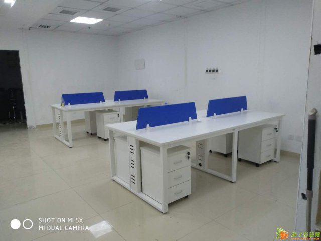 定制班台职员工位会议桌屏风隔断等办公家具