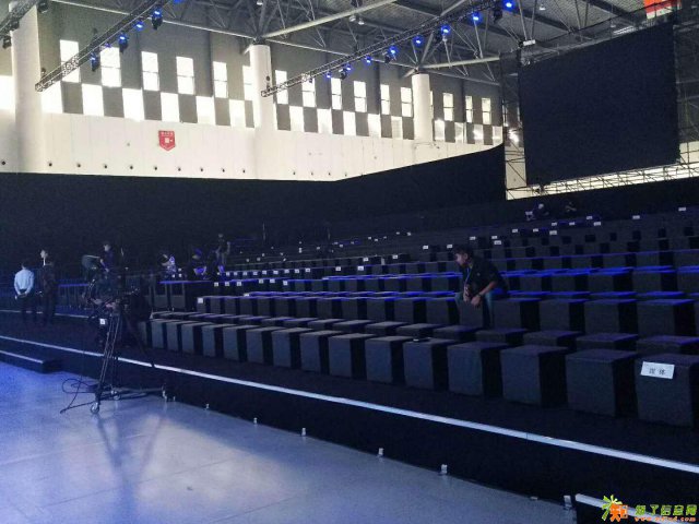 我公司提供大型活动小方凳，带灯化妆镜，会议桌椅