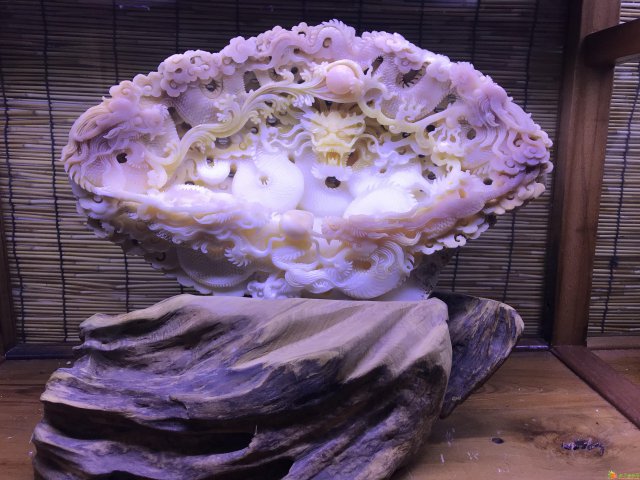 潭门砗磲厂家出售臻品砗磲五龙献瑞摆件