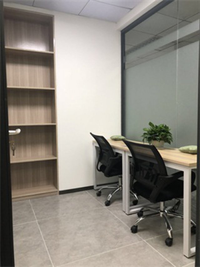 新城广场大厦小办公室出租，优惠提前招租，全新配家私