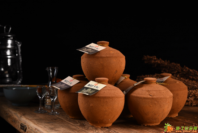 茅台镇洞藏泥巴土坛酒