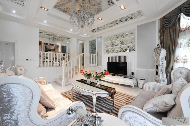 黑白灰色调相融合，夸张与含蓄的并重，现代欧洲古典主义风格