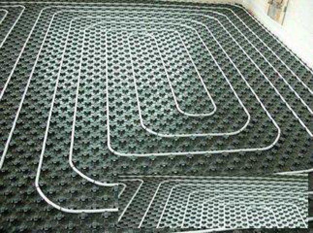 有些地暖安装公司的业务员为了抢单