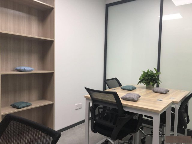 西乡税局带老板间套间办公室带家私省钱省心舒适的办公室