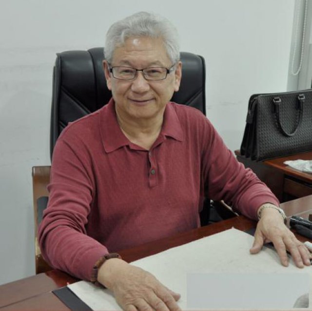 双耳尊瓷瓶出手