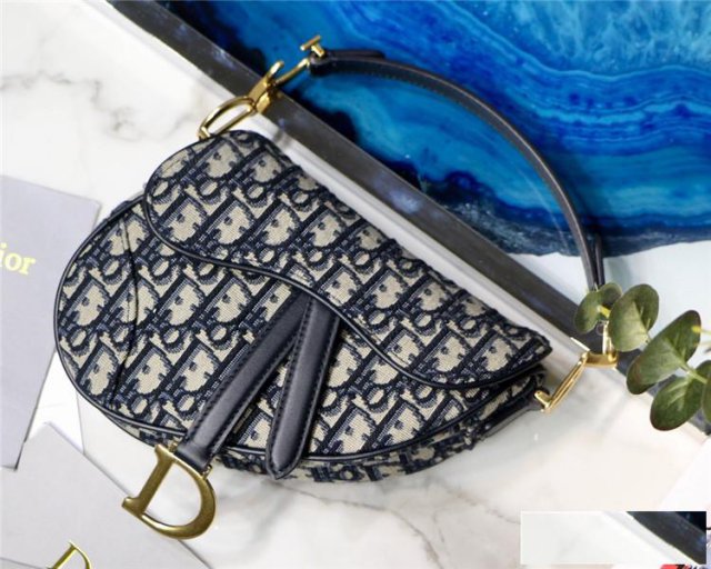 上海小巧而精致的迪奥Dior包包回收