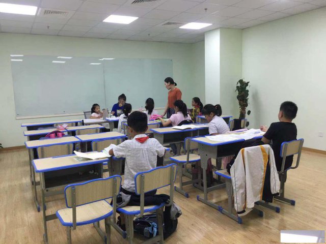 秋季晚托班开课机构老师到校接学生免费试听公开课，体验课