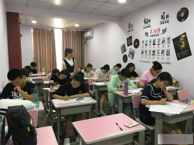 石家庄播音艺考培训选哪家金海播音艺考培训班