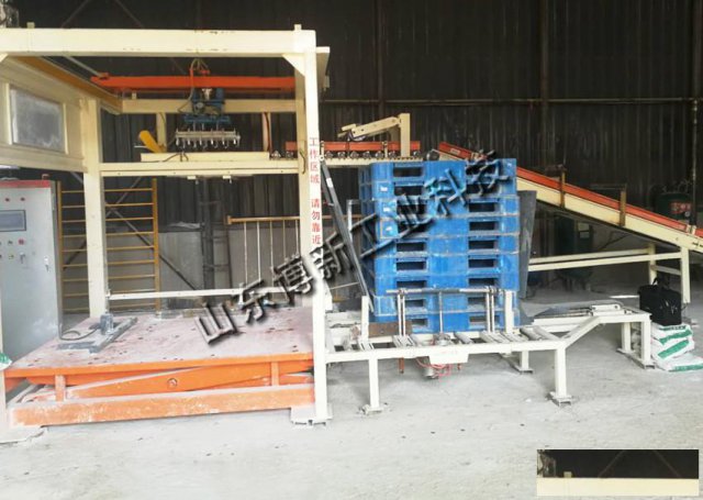 煤粉自动码垛机、码垛机现场图片