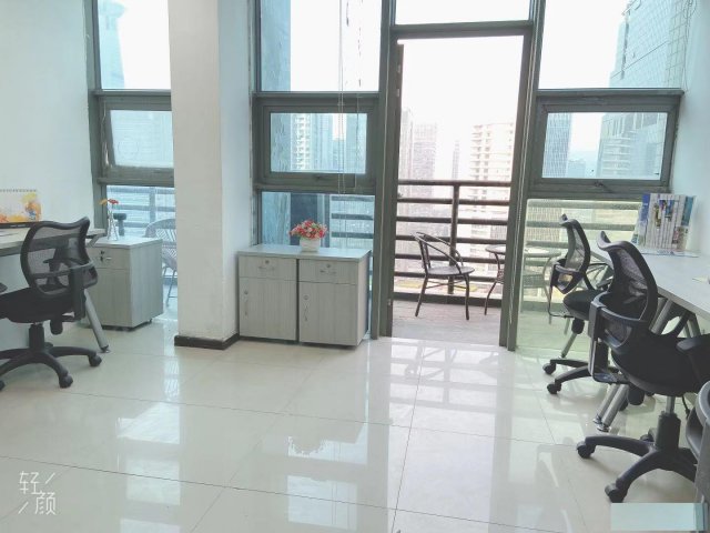 福田车公庙自带阳台7到9人办公室特价出租，创业孵化基地，直租