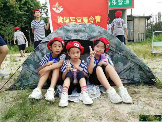 黄埔军官冬令营让孩子独立自主，学会把被子叠成豆腐脑
