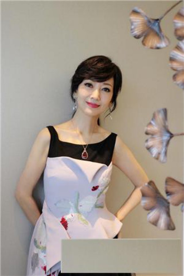 【明星翻包报价】赵雅芝翻包pr平面街拍植入