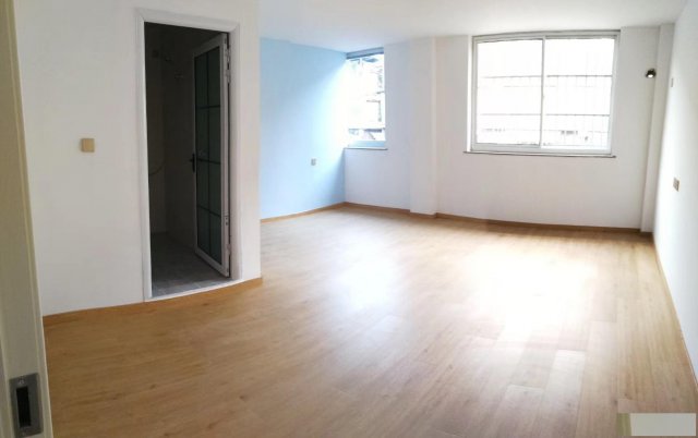 新天地地铁口，面积40平起至700平，可任意分割组合