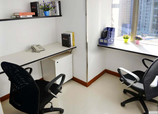 罗湖靠窗两人间特价1580水电全包物业全免，拎包入驻，无中介