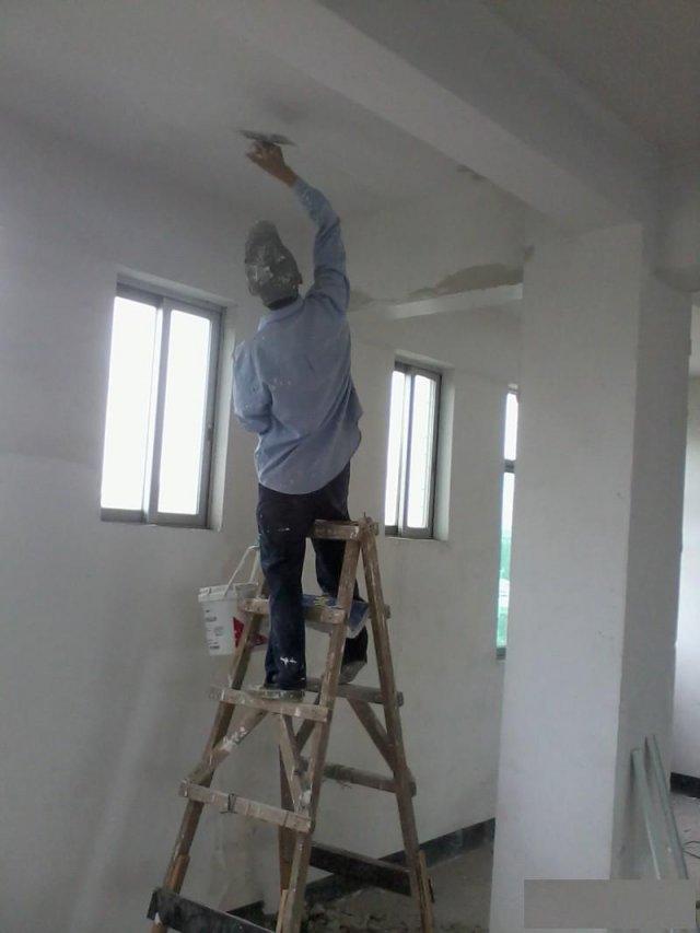 广州专业墙面翻新广州铲墙皮刮腻子天花喷漆自流平施工