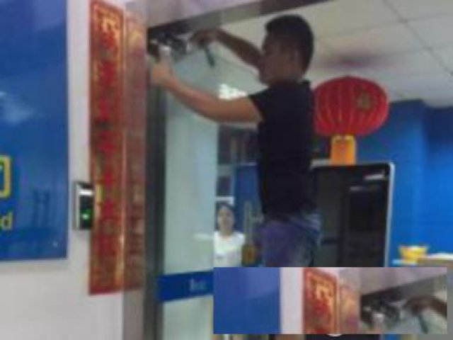 西安玻璃门维修，更换钢化玻璃地弹簧