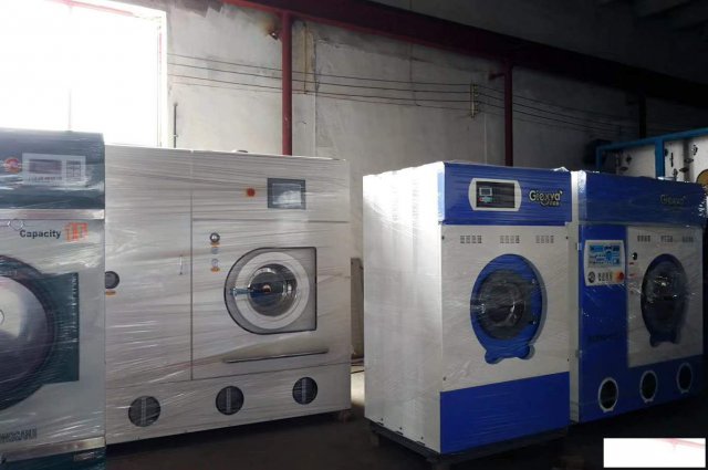 干洗店买一套二手干洗设备多少钱？出售UCC二手干洗机