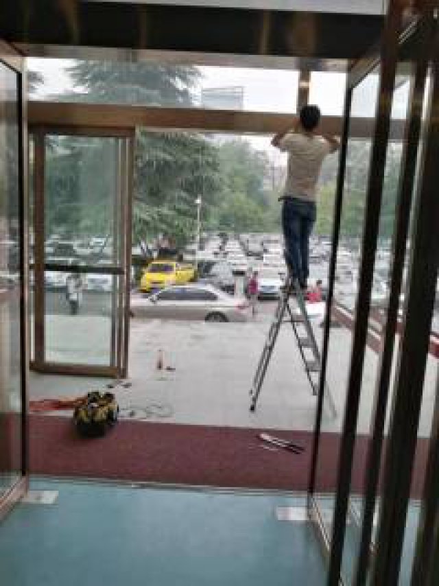 西安维修安装玻璃门，地弹门，更换阳台玻璃