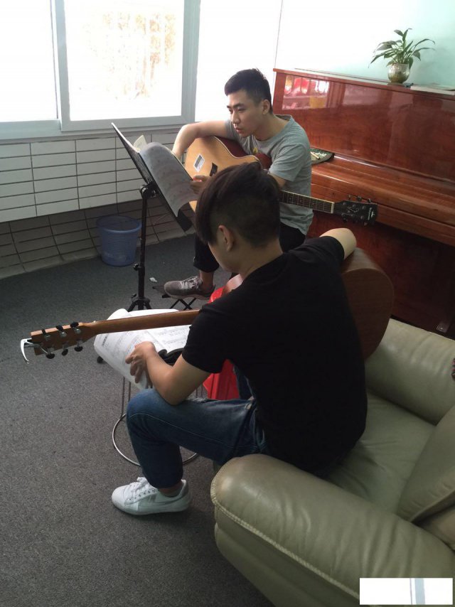 南山暑假学吉他