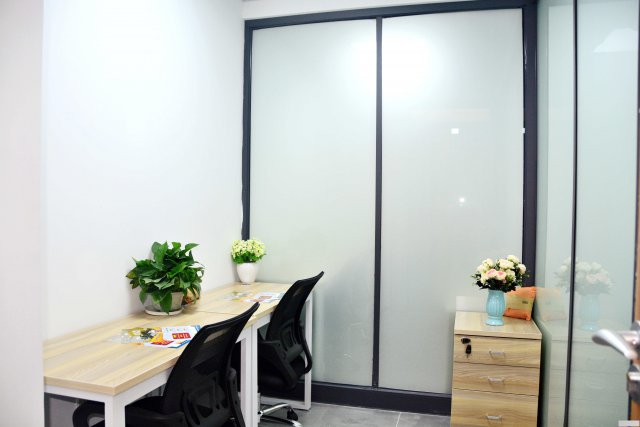 蛇口花园城办公室，特价房3人办公带家私，免费办红本