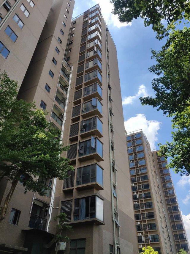 松山湖红本房不限购1.5万15栋大型花园华为基地地铁口的房子